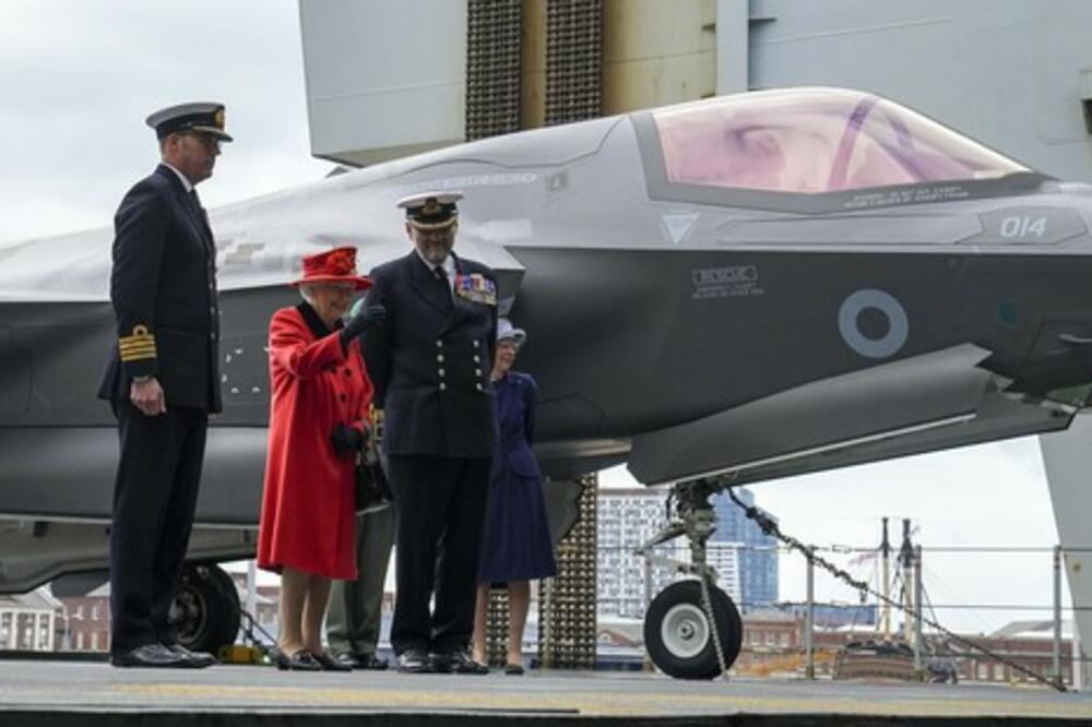 MAKRON POKLANJA ŽIVOTINJU KRALJICI ELIZABETI: Pazite samo KOJU, ovo je HIT
