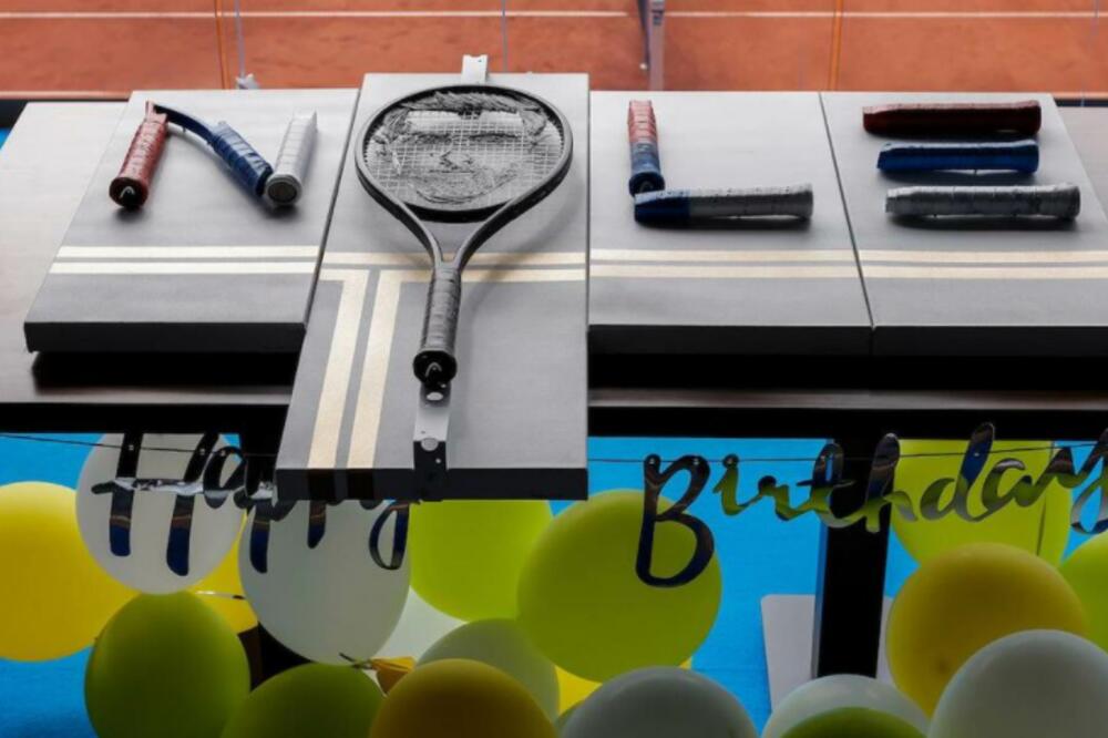 NOVAK DOŠAO NA TRENING, A SAČEKALO GA LEPO IZNENAĐENJE: Uz tortu, Đoković je dobio i reket sa svojim likom!