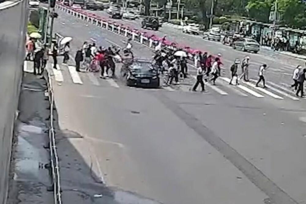STRAVIČNA NESREĆA U VELEGRADU U KINI! Manijak PUNOM BRZINOM pregazio MASU, 5 mrtvih osoba (UZNEMIRUJUĆI VIDEO)