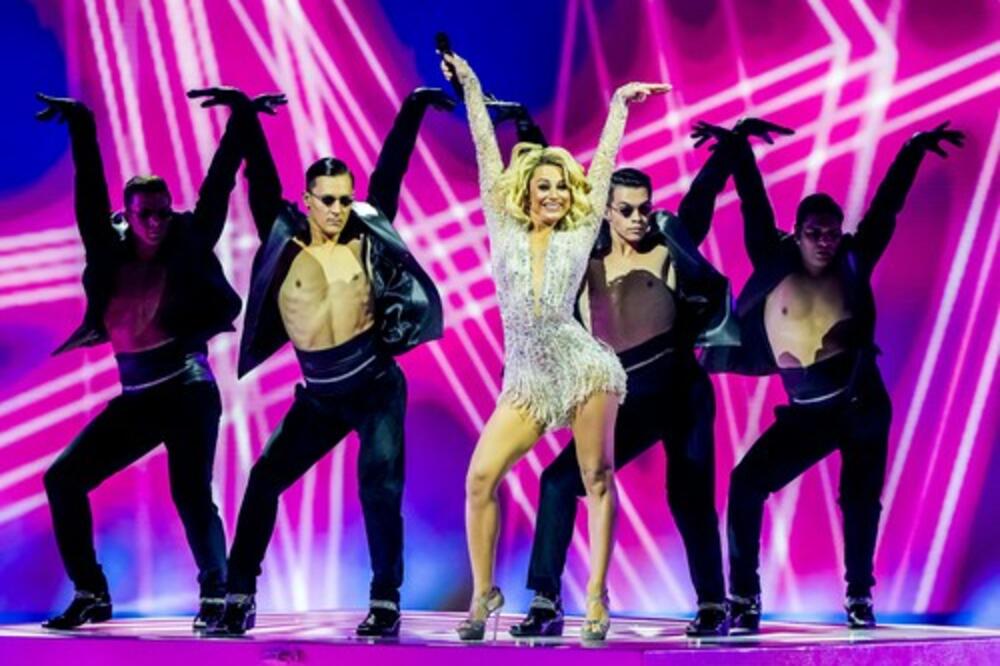 KAKVA NESREĆA UŽIVO! TAKMIČARKI EVROVIZIJE NA NASTUPU ISPALO NEŠTO BITNO: Morala je odmah da REAGUJE! (VIDEO)