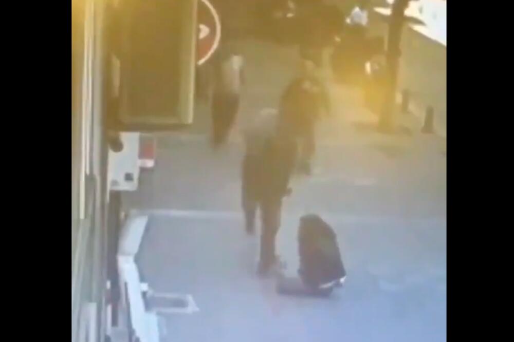 ŠOKANTAN SNIMAK KRUŽI INTERNETOM: Maltretira i tuče ženu nasred ulice, ali zatim uleće OSVETNIK! (VIDEO)