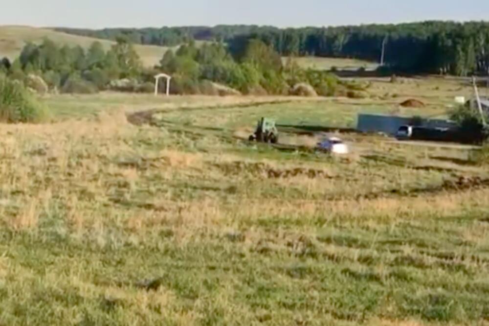 PIJANI RUS TRAKTOROM BEŽI OD POLICIJE PO NJIVI: Nema bolje od ovoga, ovaj snimak je ultimativni ANTISTRES! (VIDEO)