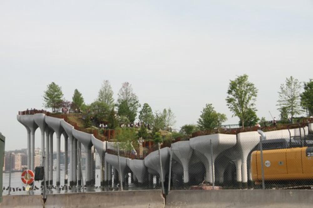 GIGANTSKE LALE ZA STANOVNIKE NJUJORKA: Velika Jabuka ima NOVU TURISTIČKU ATRAKCIJU (VIDEO)