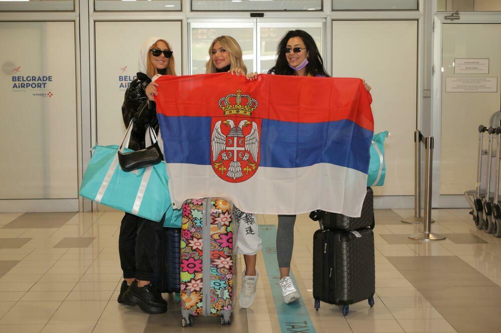NAŠE URAGANKE STIGLE U SRBIJU! NAPRAVILE POTPUNI HAOS NA AERODROMU: Mahale srpskom zastavom i uzvikivale "POBEDA"!