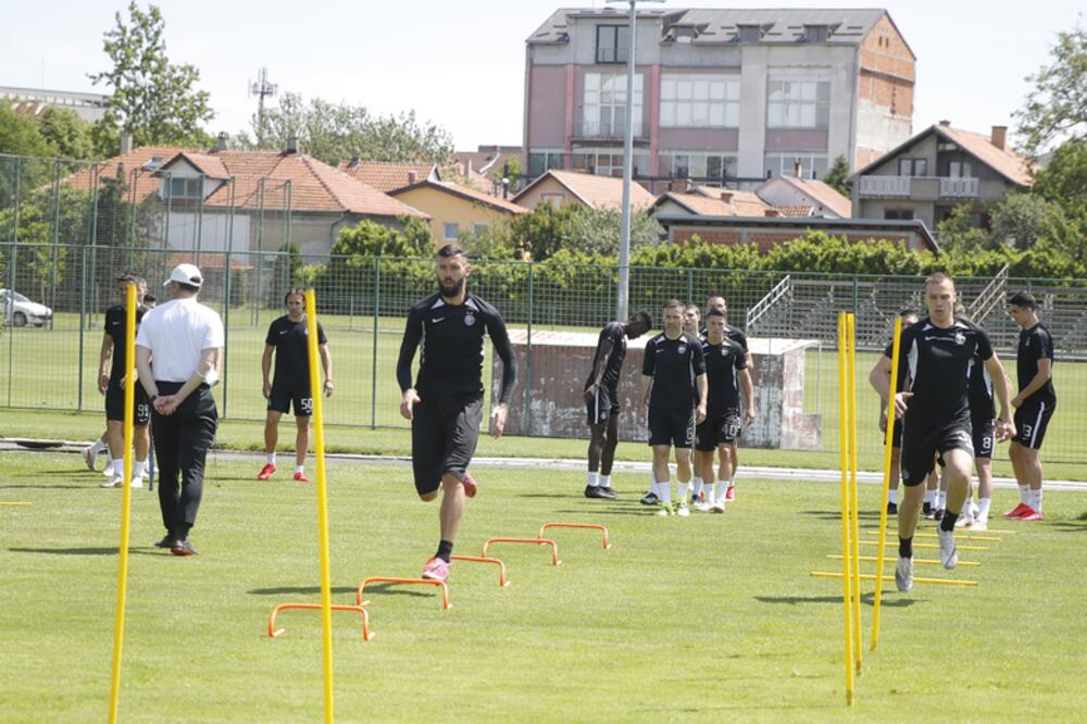 PARTIZAN ŽELI TROFEJ: Igrači svesni su da će biti teško, maksimalno fokusirani jedva čekaju početak meča (VIDEO)