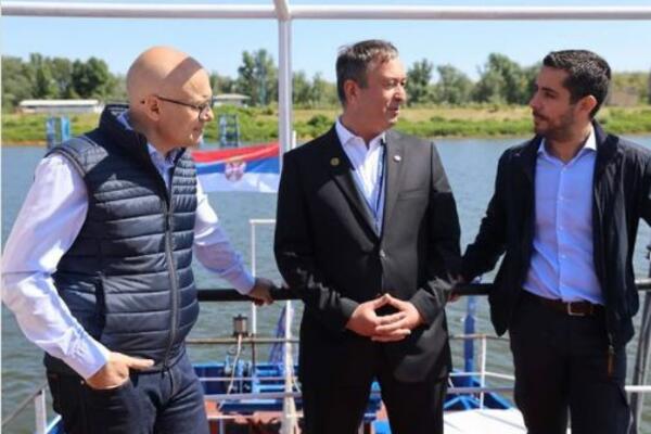 PRVI BROD JE PRISTAO NA OBNOVLJEN PRISTAN U NOVOM SADU: Miloš Vučević ponosan