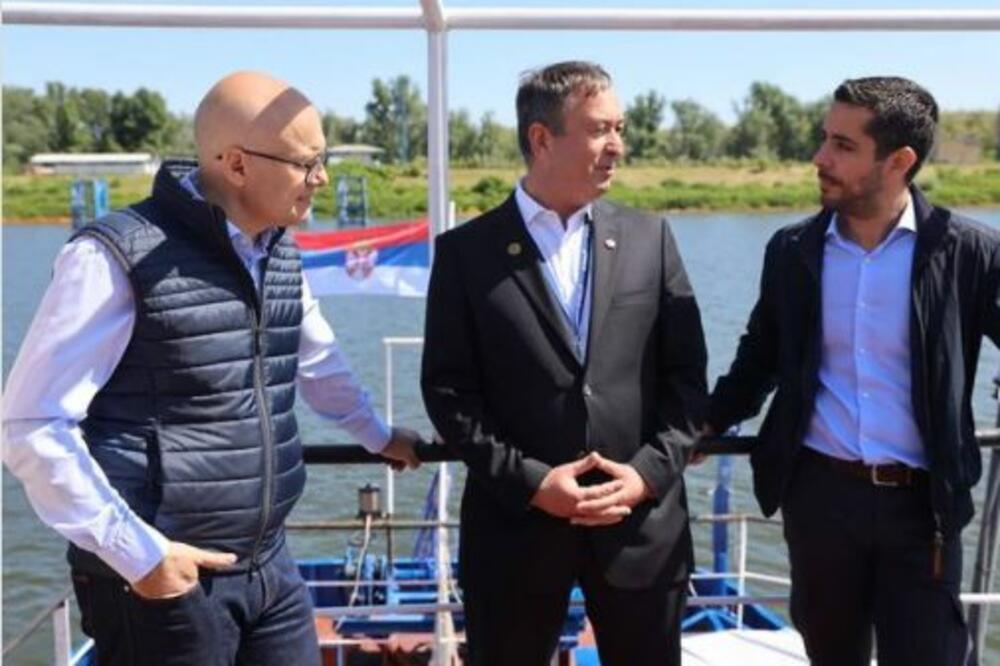 PRVI BROD JE PRISTAO NA OBNOVLJEN PRISTAN U NOVOM SADU: Miloš Vučević ponosan