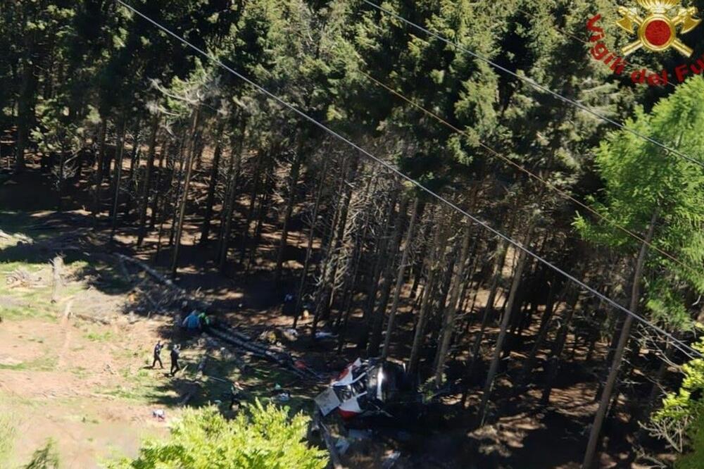 PRVE FOTOGRAFIJE STRAŠNE NESREĆE, OTKAČILA SE KABINA ŽIČARE, 8 POGINULIH, 2 DECE KRITIČNO: Užas u ITALIJI (FOTO)