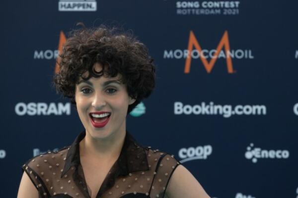 SRPSKA FRANCUSKINJA JE NAPISALA DIVNU PESMU SVOM DEDI! Poslušajte je, SUZE SAME IDU (VIDEO)