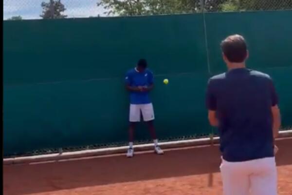 FEDERER POGODIO MOMKA U NEZGODNO MESTO PA SE SMEJAO! Samo se pitamo šta bi se desilo da je ovo uradio Novak (VIDEO)