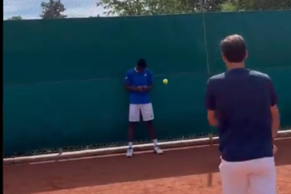 FEDERER POGODIO MOMKA U NEZGODNO MESTO PA SE SMEJAO! Samo se pitamo šta bi se desilo da je ovo uradio Novak (VIDEO)