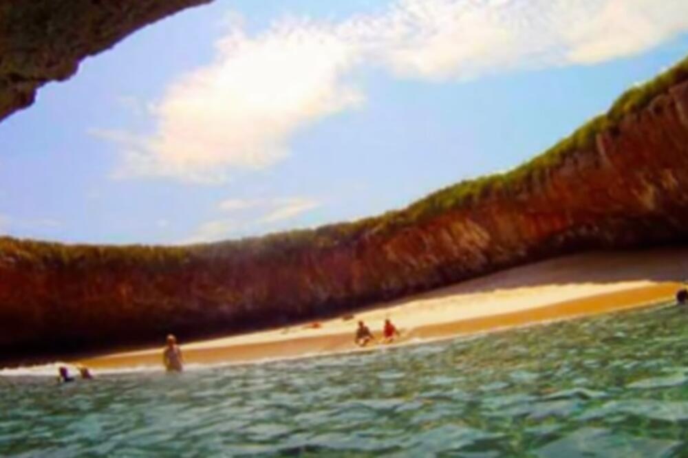 Najlepša PLAŽA za ZALJUBLJENE parove na SVETU nastala je BOMBARDOVANJEM: Sada sve pršti od LJUBAVI a nekad ROKANJE!