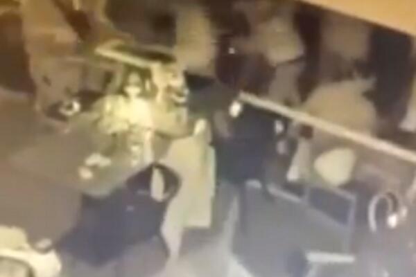 ISPLIVAO NOVI SNIMAK BRUTALNOG OKRŠAJA U BETON HALI: 10 muškaraca nemilosrdno tuklo JEDNOG! (VIDEO)