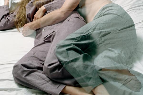 SRPKINJA ISPRATILA DEČKA KUĆI NAKON SE*SA I LEGLA DA SPAVA: Usred noći OSETILA kako je neko LJUBI, a sama je U KUĆI