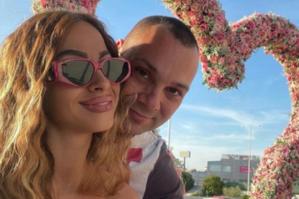 GOLA BUTKICA ISTETOVIRANE CRNKE MU UPALA U KADAR! TEK SE RAZVEO PA NAVALIO NA DRUGE: Pevač krenuo u LOV na "ribice"