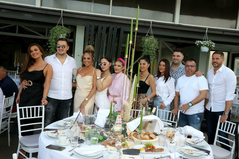 NAŠA PEVAČICA NASKOČILA NA DEČKA PRED MASOM LJUDI: Dok ga ljubi on nju DRŽI ZA OVAJ DEO TELA, svi gledaju!