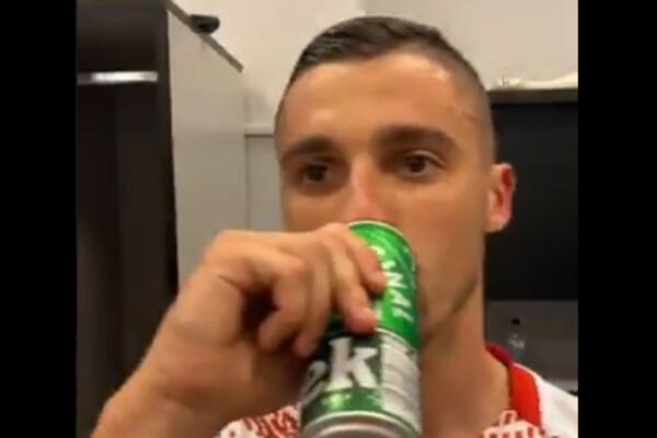 DOK SVI SLUŠAJU HIMNU LIGE ŠAMPIONA, ZVEZDAŠ NATEGAO PIVO! Neverovatna scena u svlačionici Milana-HIT (VIDEO)