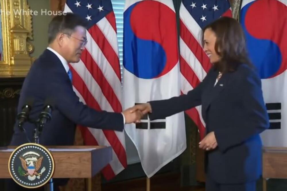 KAMALA HARIS ZAPALILA DRUŠTVENE MREŽE!Jedan detalj sa sastanka sa južnokorejskim liderom SVIMA ZAPAO ZA OČI (VIDEO)