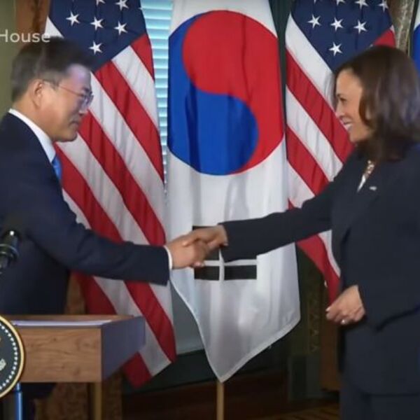 KAMALA HARIS ZAPALILA DRUŠTVENE MREŽE!Jedan detalj sa sastanka sa južnokorejskim liderom SVIMA ZAPAO ZA OČI (VIDEO)