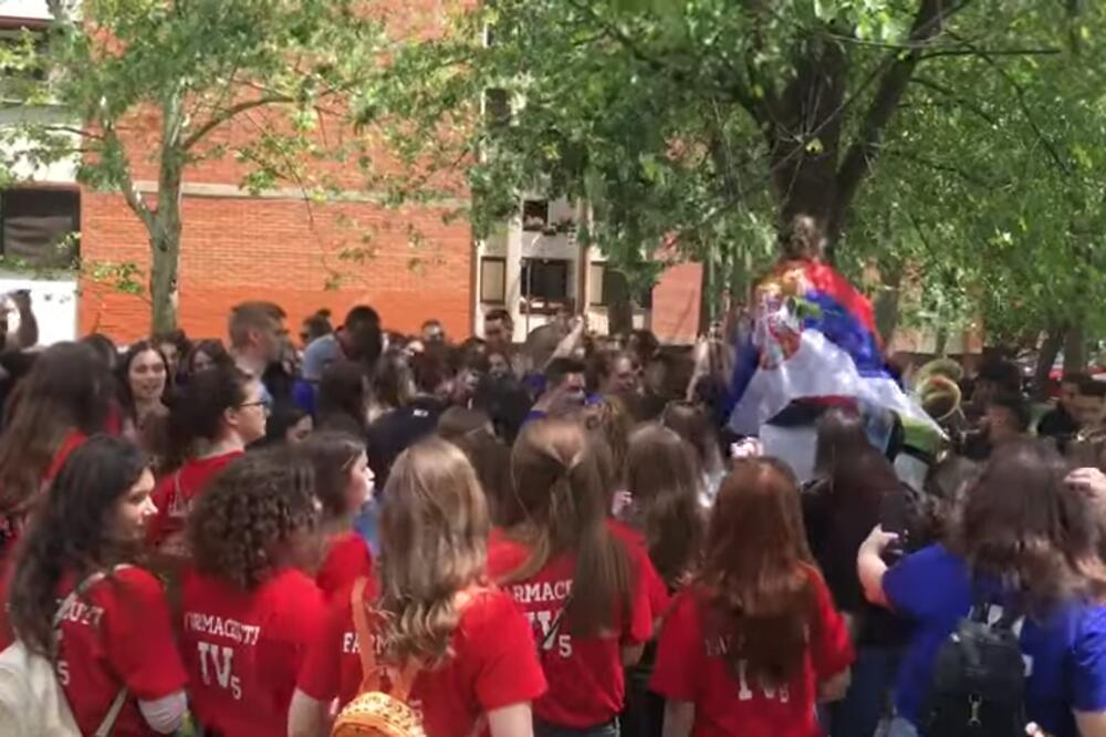 POČELO SLAVLJE, PESMA SE ORI ŠIROM SRBIJE: Maturanti zaigrali užičko kolo, pa nastavili uz trubače! (VIDEO)