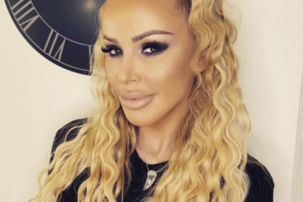 BIVŠA ZADRUGARKA UDARILA KOLIMA POLICAJCA!