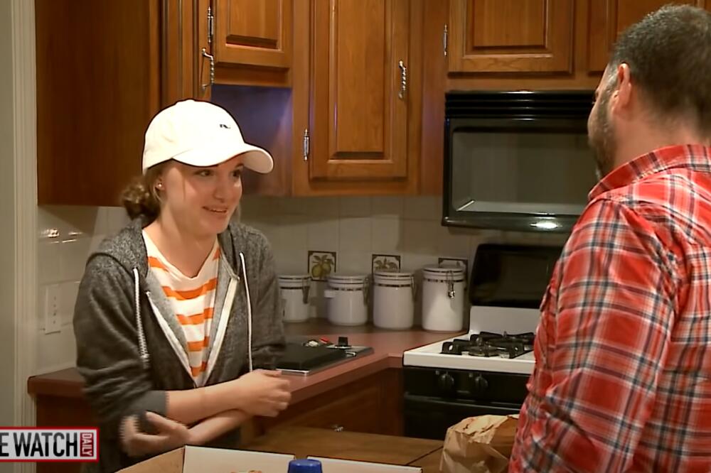 MUŠKARAC UPAO KOD DEVOJČICE (13) U KUĆU! Bio je spreman za akciju, a onda je prebledeo kada je video NJEGA! (VIDEO)