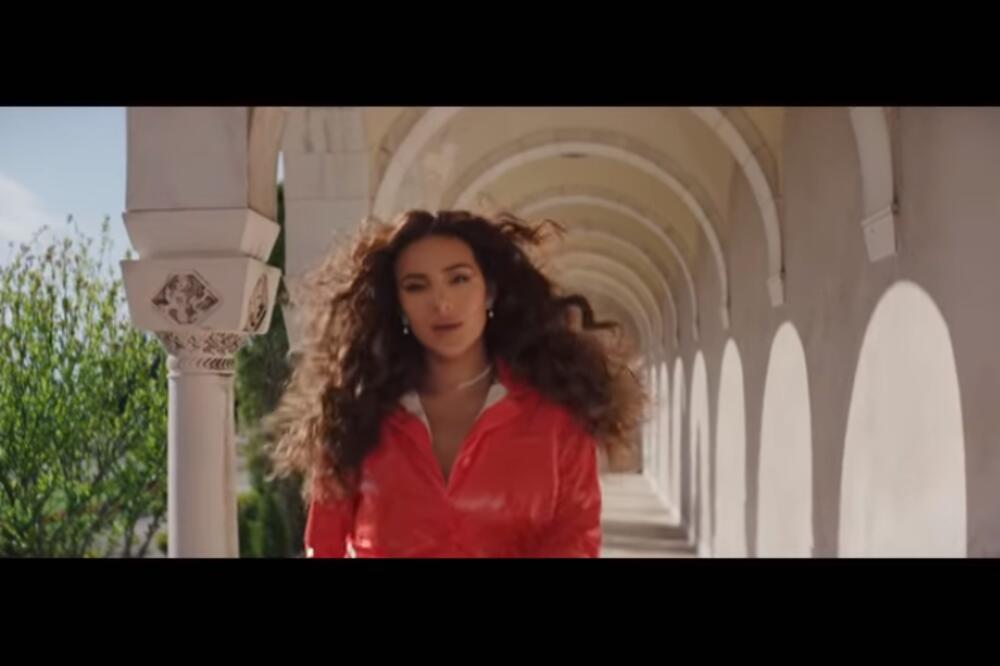 OČI ĆE VAM STATI OD BRUTALNOG IZGLEDA ANASTASIJE RAŽNATOVIĆ: Na golu kožu samo ŠLJOKICE, izazovno do bola!