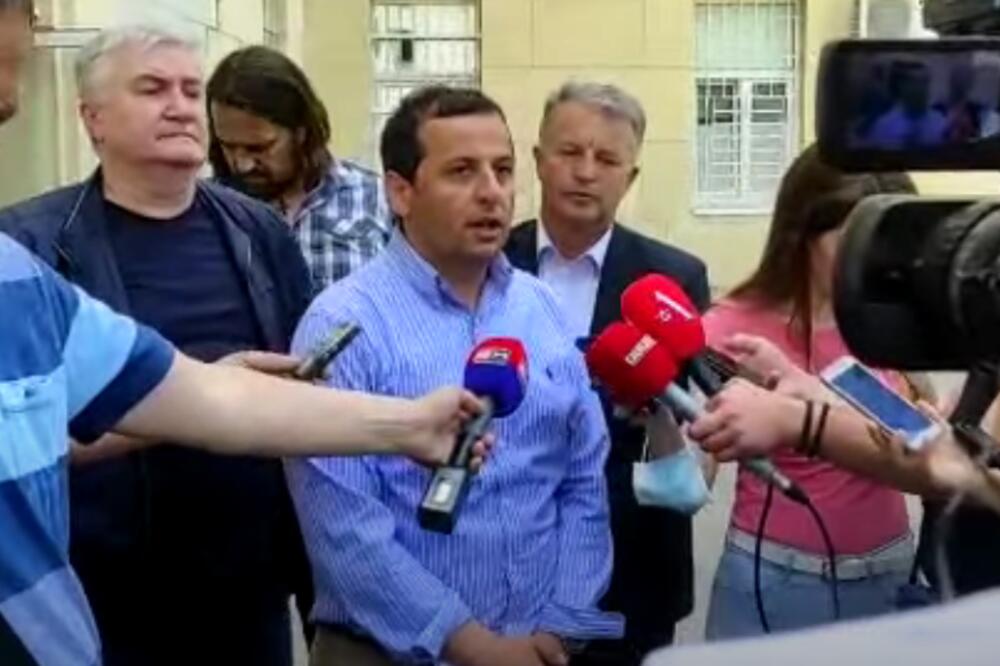 NEBOJŠA VUKANOVIĆ PUŠTEN NA SLOBODU: Narodni poslanik izašao iz Policijske stanice u Trebinju! (VIDEO)
