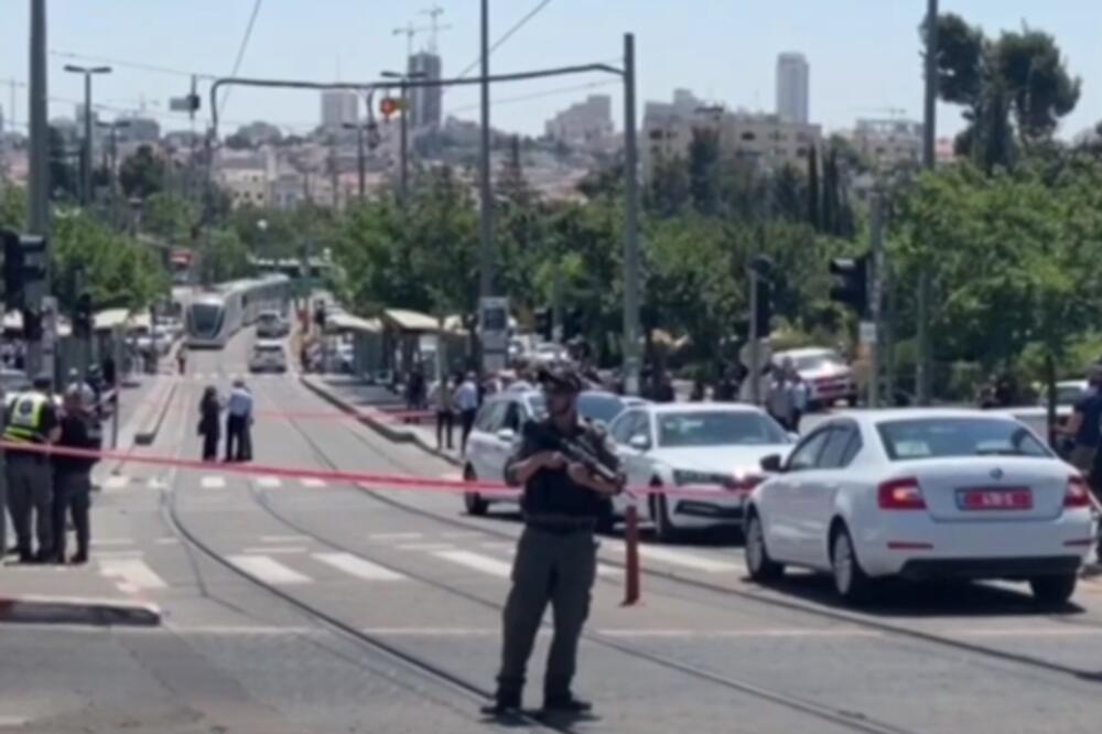TERORSTIČKI NAPAD U VREME NAPETOSTI: Izraelski vojnik i jedan civil ranjeni u napadu nožem, napadač UBIJEN! (VIDEO)