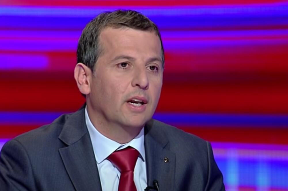 NA POSAO, ODMAH! OBJAVLJEN VIDEO VUKANOVIĆA KAKO GALAMI U CENTRU TREBINJA: Zbog ovoga je priveden (VIDEO)