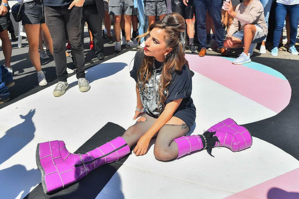 TIJELO UZ TIJELO KAD SMO PRIPIJENI! LEJDI GAGA U PRVIM REDOVIMA KORONA ŽURKE: Đuska za sve pare!