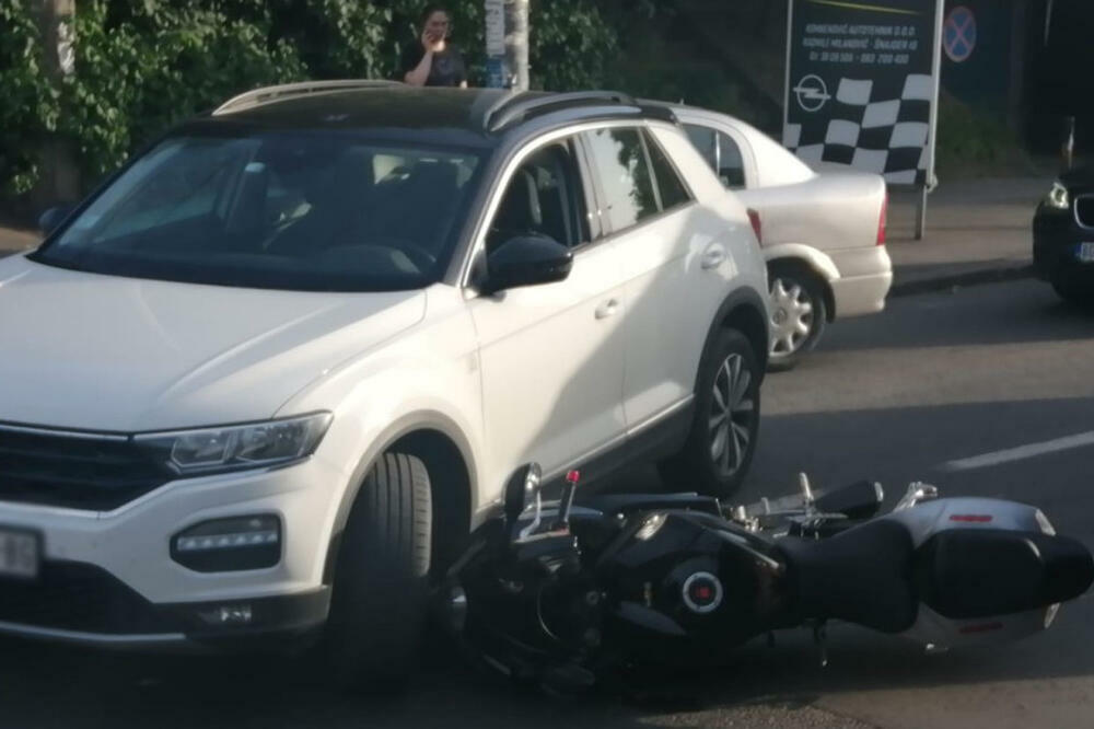 SAOBRAĆAJNA NESREĆA U BEOGRADU: Motorista povređen, ostao da leži na zemlji
