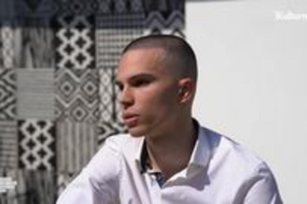 IZNENADIO HUMANIM GESTOM! MLADI VOJAŽ POKRENUO DIVNU KAMPANJU: U sve je upletena pesma 'PLEŠI'!