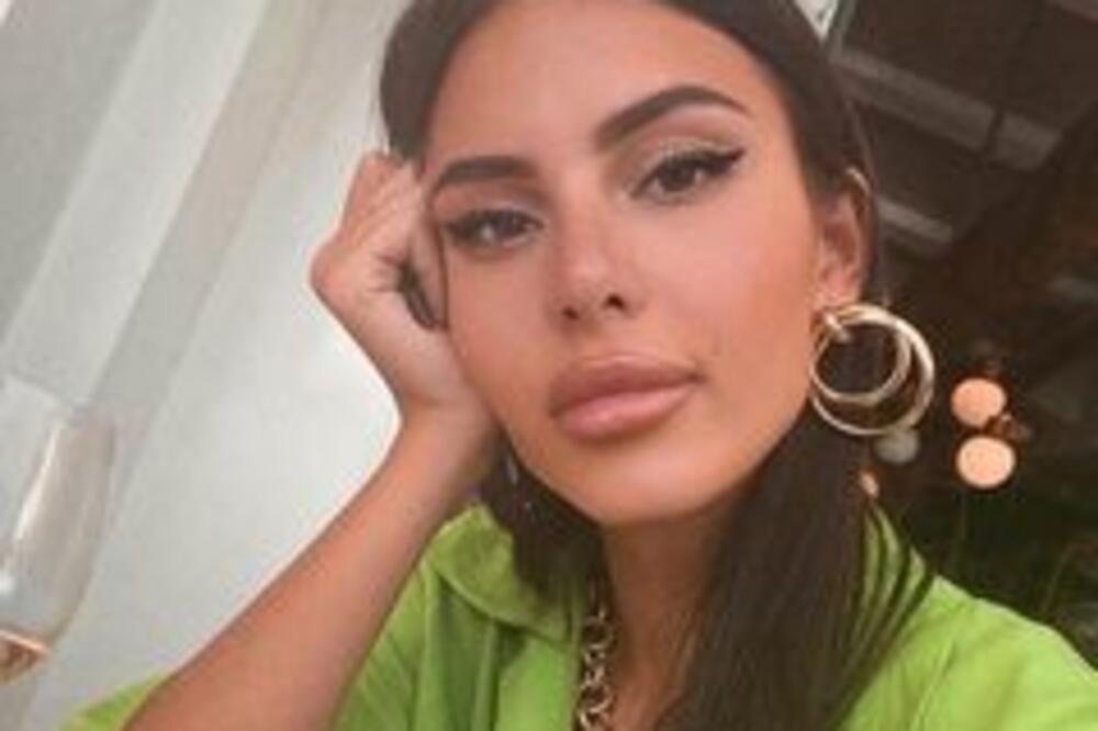 BOLJE NIJE MOGLO DA POČNE! POKLONI VEĆ STIŽU, ANASTASIJA DANAS SLAVI ROĐENDAN: Crvene ruže i elegantna haljina!