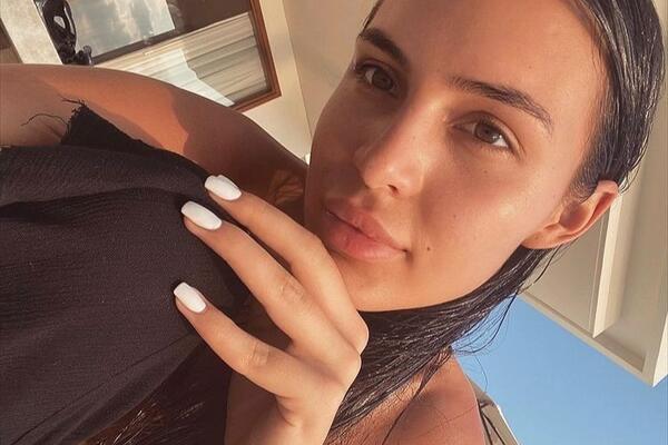 NIKAD NIJE IMALA OVOLIKI DEKOLTE: Anastasija Ražnatović odlučila da POKAŽE SVE u NOVOGODIŠNJOJ NOĆI! (FOTO)