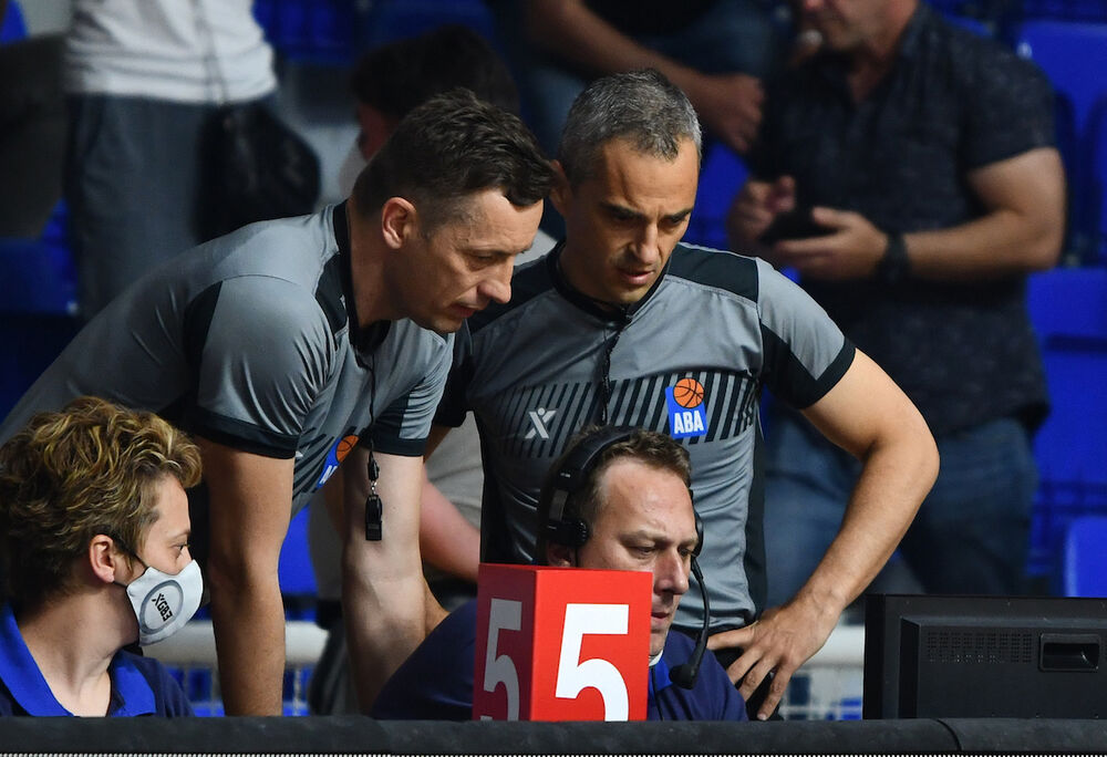 KK Crvena zvezda, KK Budućnost, Košarkaške sudije