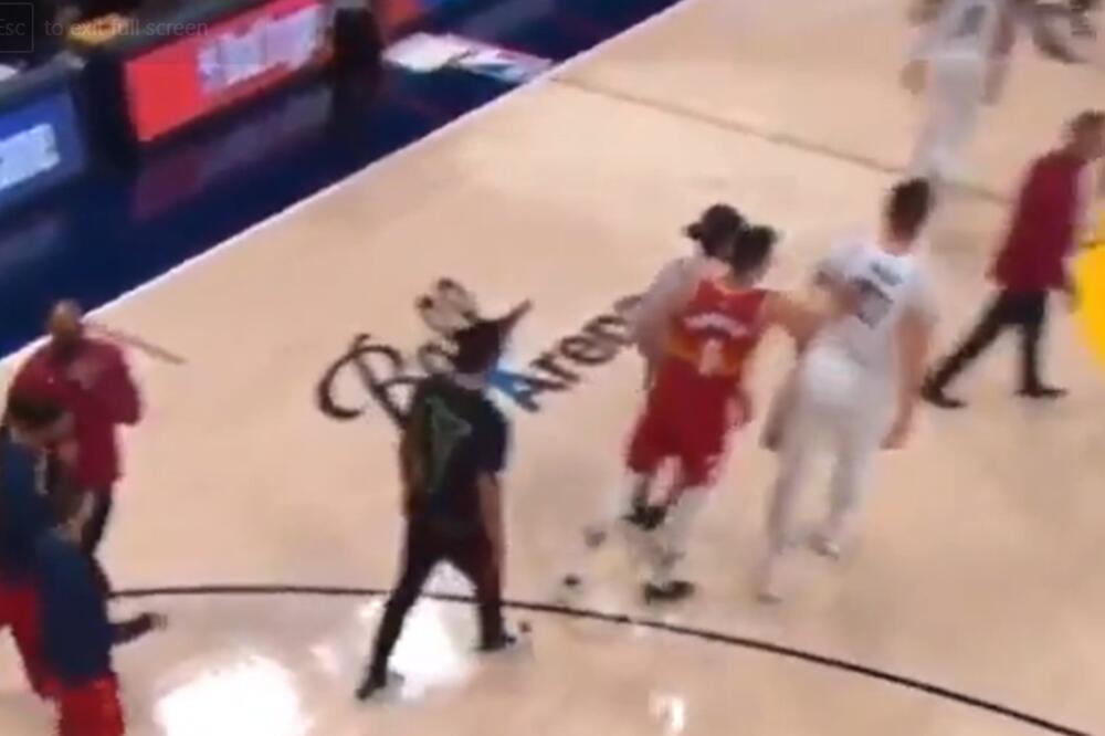 NEKO I NJEGA DA "NAGNJEČI": Jokićev saigrač sa leđa nasrnuo na Nurkića - SPREČEN NA VREME SKANDAL! (VIDEO)