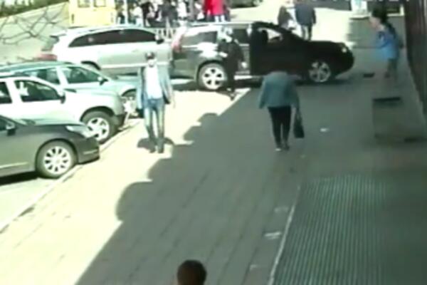 UMESTO DA ZAKOČI VOZAČ DODAO GAS! Parkiranje automobila koje se KOBNO ZAVRŠILO (VIDEO)