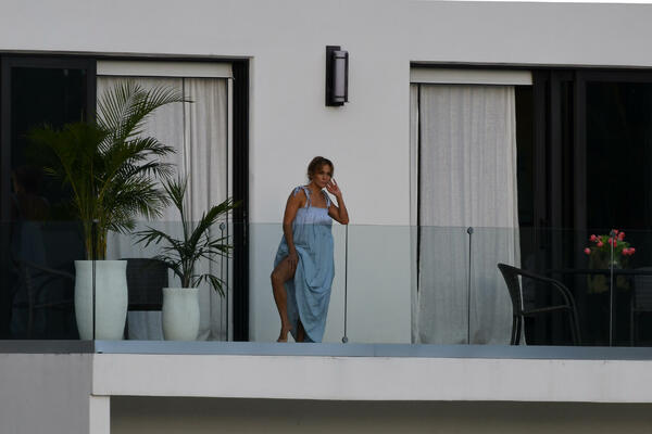 CEO SVET JE U ČUDU ZBOG VEZE DŽEJ LO I BENA AFLEKA, ČAK NI NJEGOV OTAC NIJE ZNAO: Raskinuli veridbu pre 17 godina!