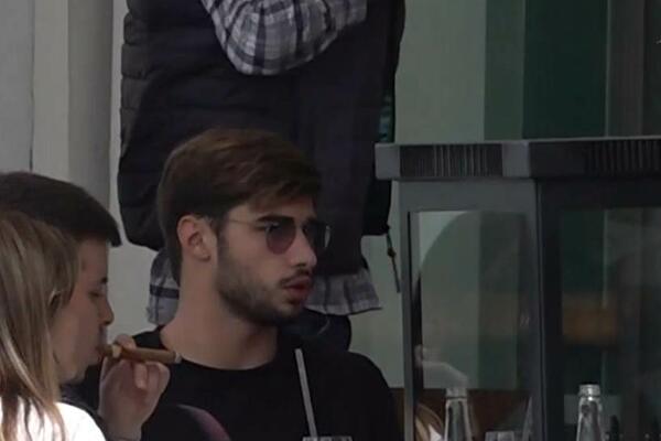 VOLI MICA CRNOGORCE! NAKON ŠTO GA JE ODVEZLA NA AERODROM, ON BRŽE BOLJE UHVAĆEN SA DRUGOM? Pazi Paparaco! (FOTO)