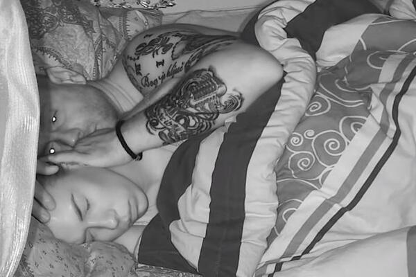 ZABORAVIO NA ŽENU I DECU KOJI KOD KUĆE OVO GLEDAJU! Ivan Gavrilović u ZORNJAK ZADOVOLJAVAO LJUBAVNICU!