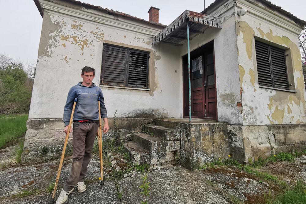 MILADIN JE KRENUO NA POSAO KADA GA JE UDARIO KAMION: Kao invalid živi od 8.000 DINARA socijalne pomoći (FOTO)