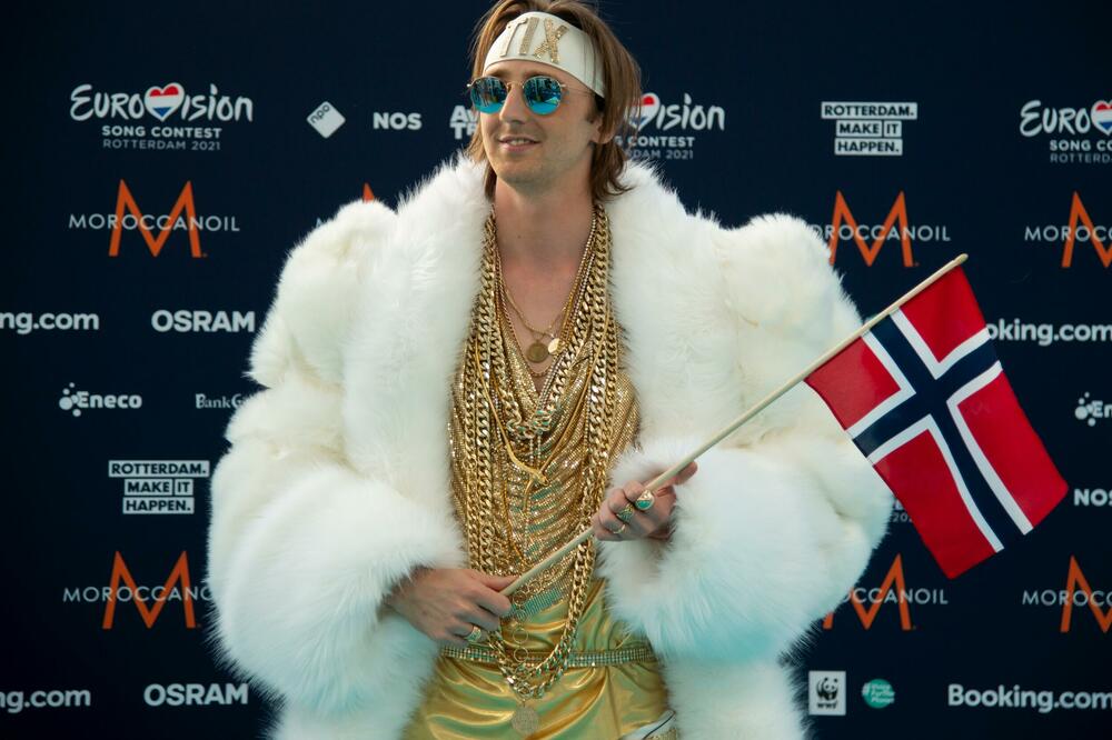 NORVEŽANIN SMUVAO AZERBEJDŽANKU! SANJA VUČIĆ TO SLUČAJNO SNIMILA: Pao i poljubac! (VIDEO)