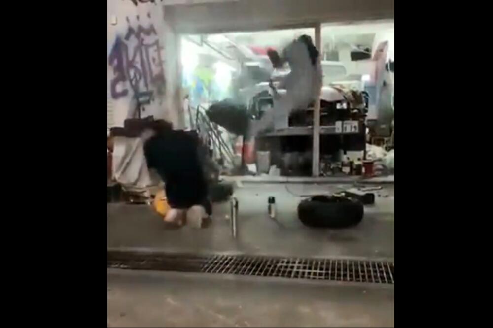 OVO SIGURNO NIJE OČEKIVAO! GUMA eksplodirala, dobro je ŽIV OSTAO (VIDEO)