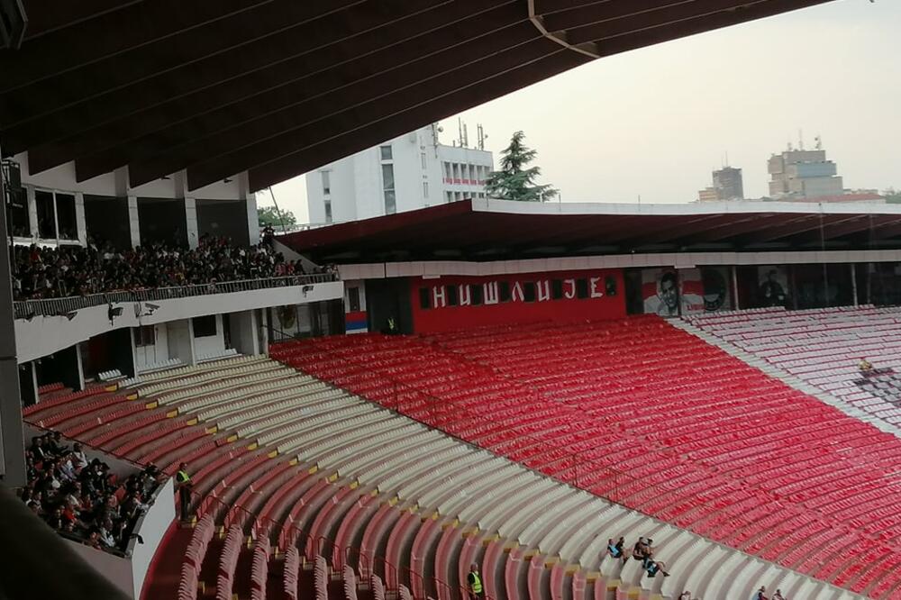 GLEDAOCI SU NA MARAKANI: Uslikali smo navijače na TRIBINAMA! Šta li će sad Stanojević reći?! (FOTO)