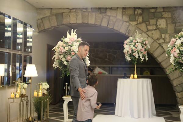 SVAKA ČAST CECO NA IZBORU! Pevačicin DEČKO Bogdan došao u društvu njene SNAJKE: Zakucao sve svojim IZGLEDOM!