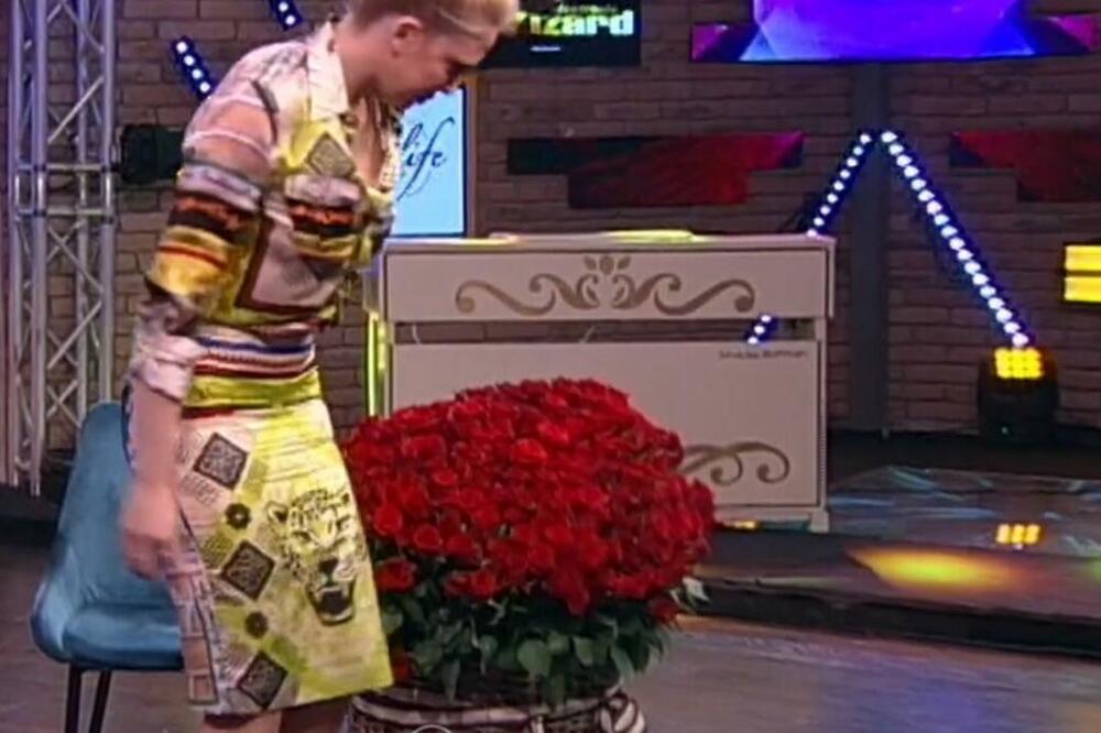 NIJE BILA ODUŠEVLJENA POKLONOM, ZNA O KOME SE RADI! Pevačici usred emisije stigao OGROMAN buket: "Nešto bivše"!