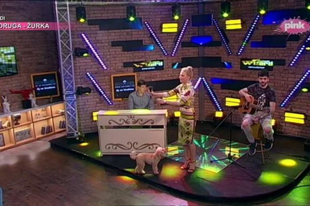 BLAM! LOLA SE UNEREDILA NA SNIMANJU EMISIJE! Voditelj ostao zatečen, nije imala kud, PRITERALO!