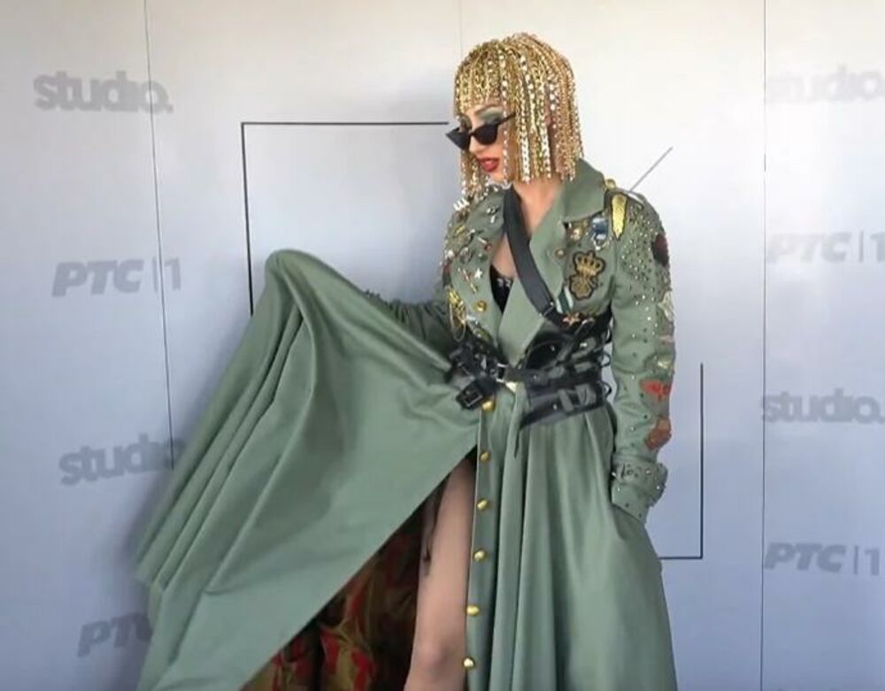 Angelina, Zabava, Pevačica