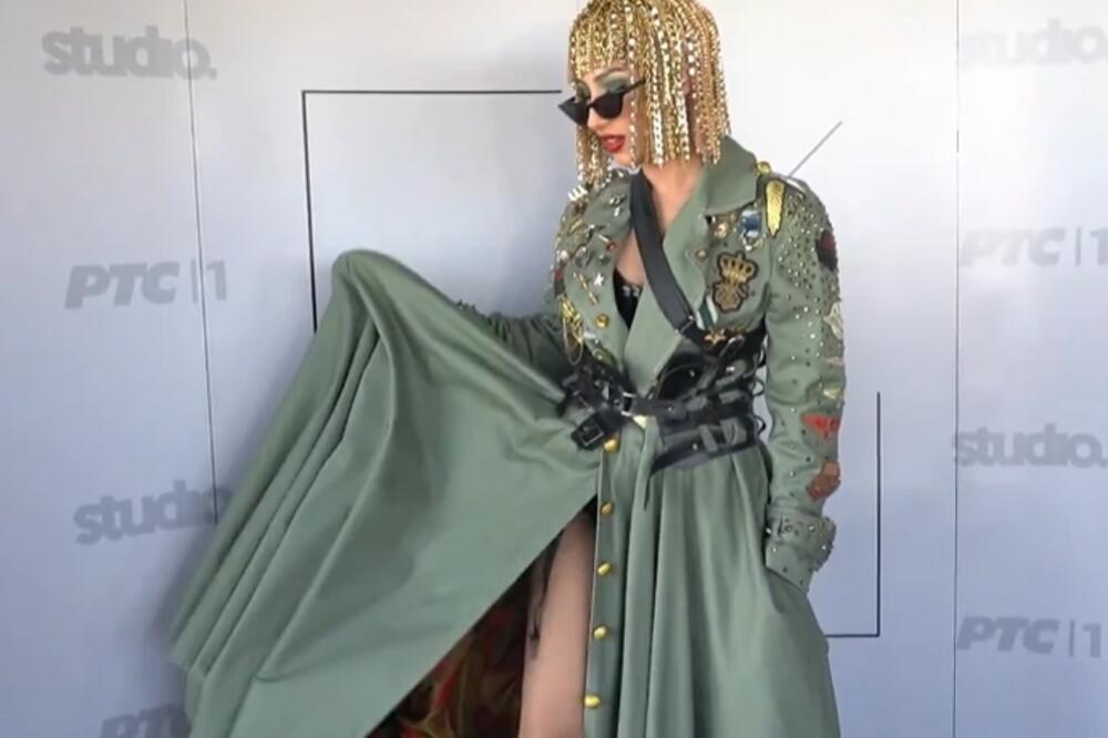 MANTIL SA DUBOKIM IZREZOM I ČUDNA INSTALACIJA NA GLAVI: Pevačica sa timom osmišlja kreacije u sitne sate! (FOTO)